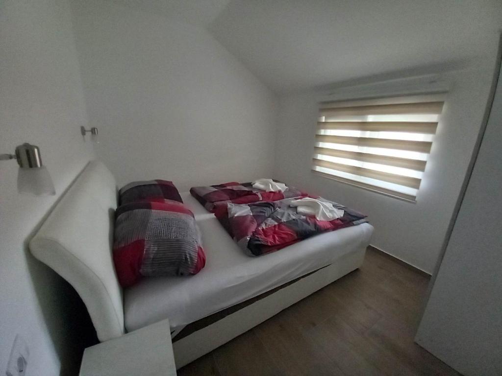 索科矿泉村PČELICA的一张位于配有沙发和窗户的房间的床铺