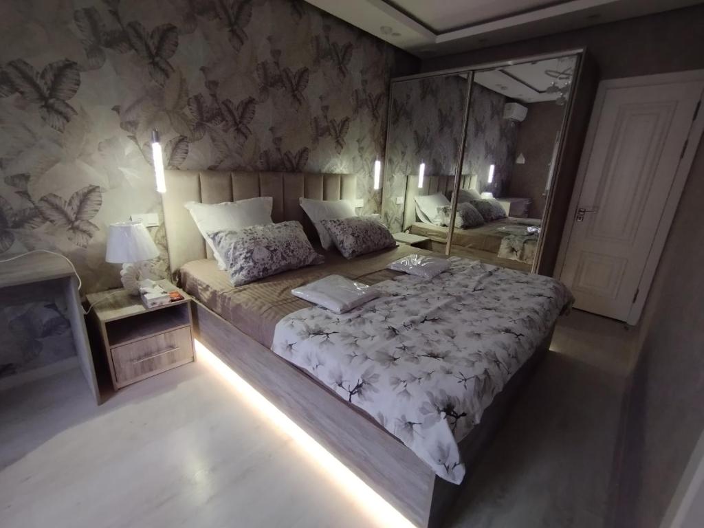 杜尚别Small house in a centr的一间卧室配有一张大床和大镜子