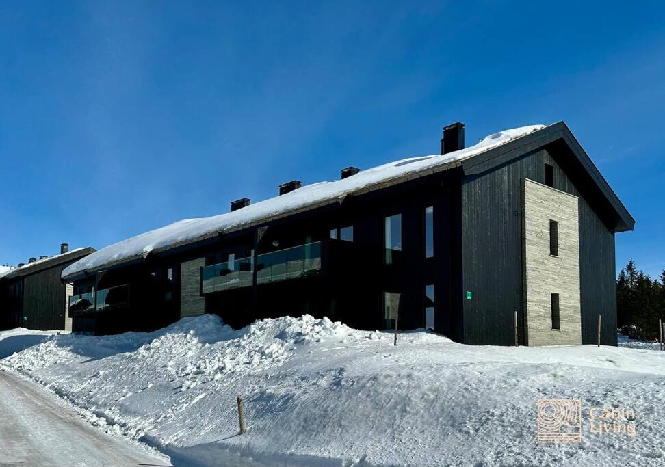 哈山New apartment Hafjelltoppen ski inout的前面有一堆积雪的建筑物