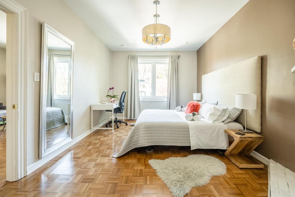 多伦多Gabby's Place Downtown Core的一间卧室配有一张大床和地毯。