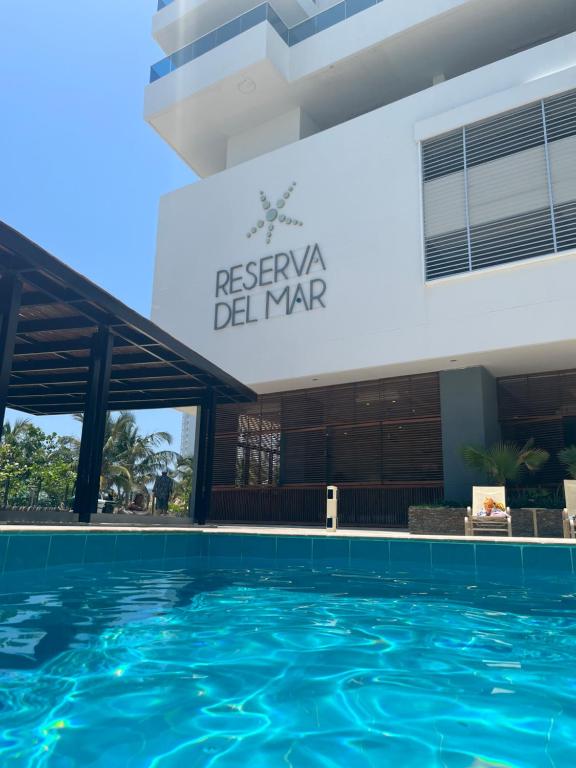 圣玛尔塔Reserva Del Mar的一座位于德尔马大楼前的游泳池