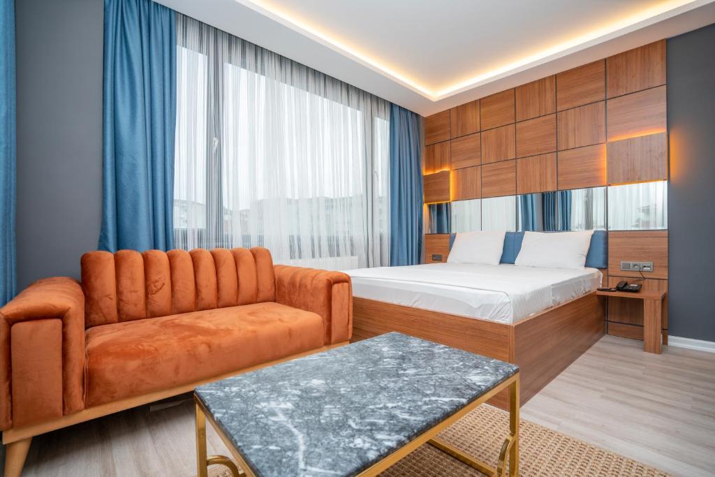 伊斯坦布尔216 Center Suite的酒店客房,配有床和沙发