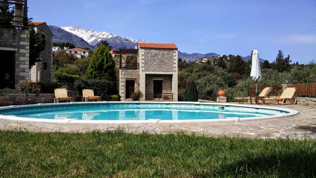 Melidhónion斯特拉托斯别墅的一座位于山丘庭院内的游泳池