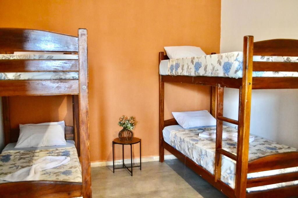 伦索伊斯Villa Manga Rosa的客房设有两张双层床和一张桌子。