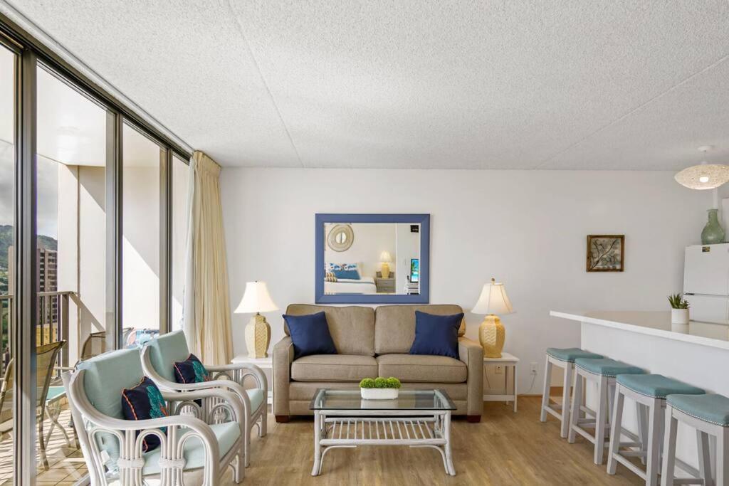 檀香山Ka Maluhia Suite, 1 Bed 1 Bath & 1 Free Parking的客厅配有沙发和椅子