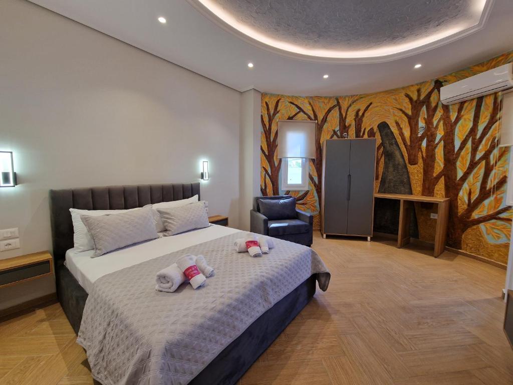 卡萨米尔Villa Sarti的一间卧室,配有一张带两个泰迪熊的床
