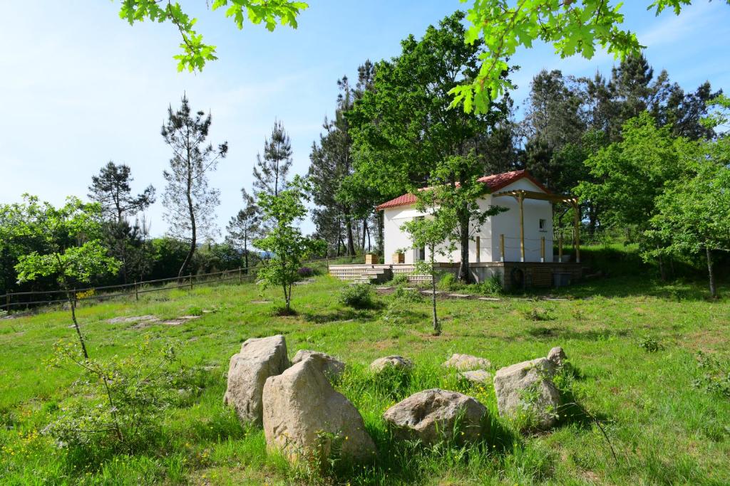 帕雷迪什迪科拉Casinha Rubiães的一块岩石地里的白色小房子