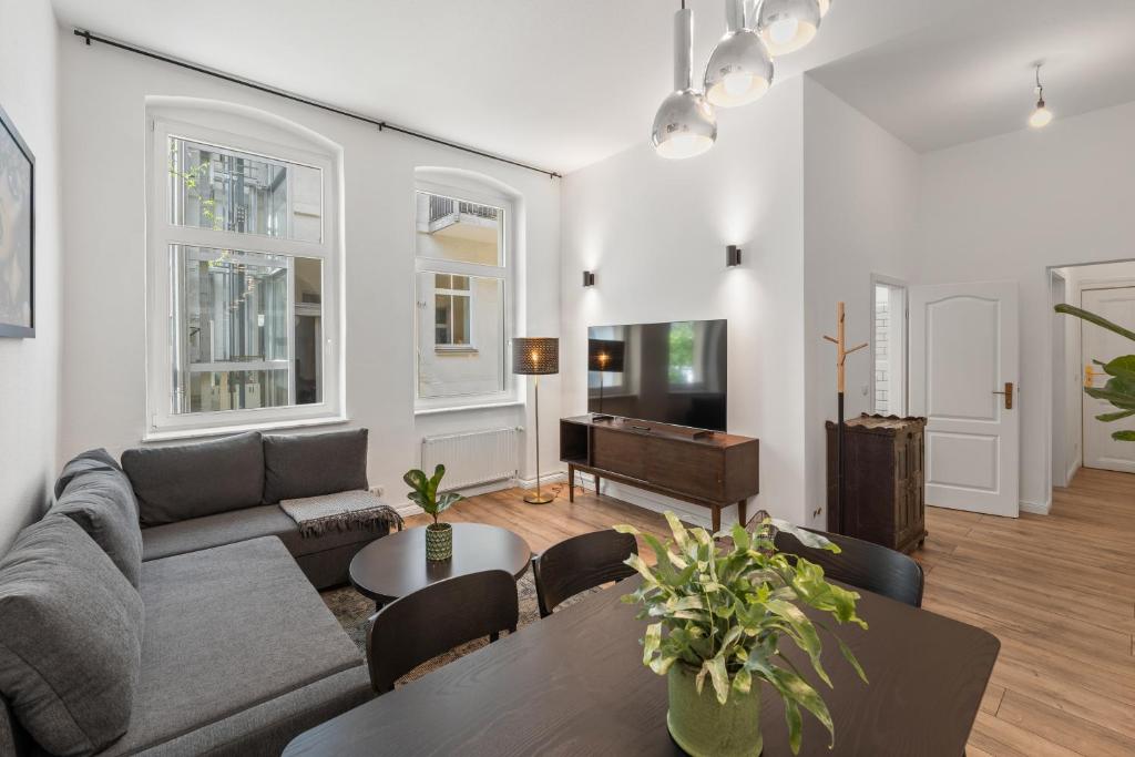 柏林GreatStay - Tieckstr.3 Loft for up to 7 people的客厅配有沙发和桌子