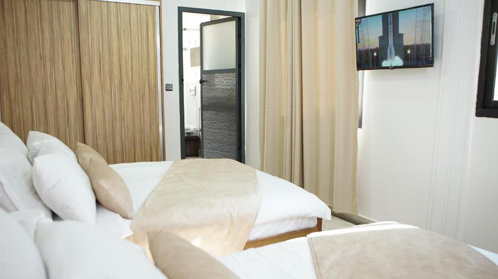 TaounateHotel Riad Taounate的酒店客房,配有床和电视