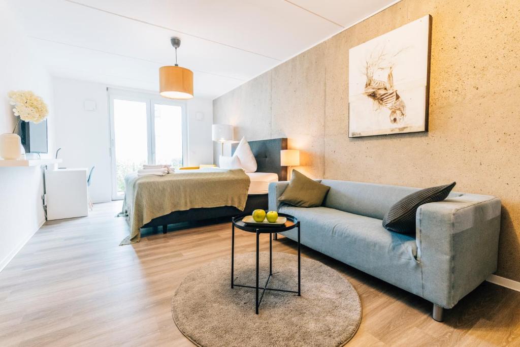 比勒费尔德Modernes Stadt-Apartement Mitte的客厅配有沙发和1张床