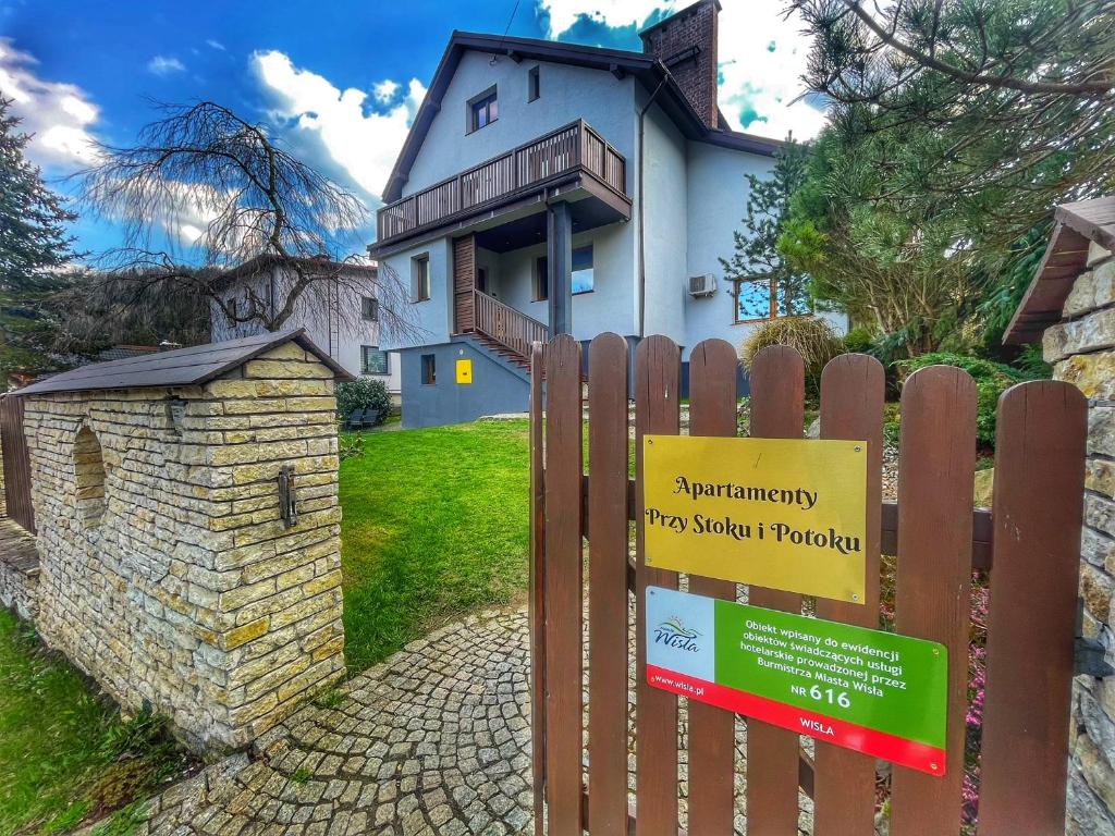 维斯瓦Przy Stoku i Potoku的房屋前的栅栏上的一个标志