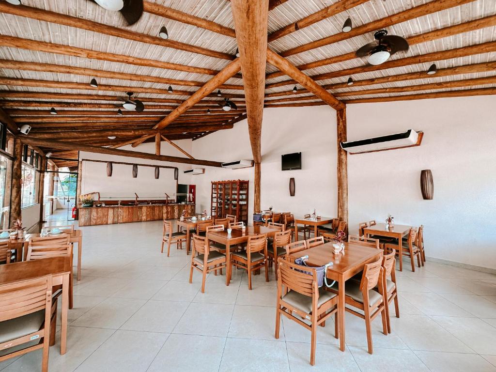 圣塞巴斯蒂安Abricó Beach Hotel的用餐室配有木桌和椅子