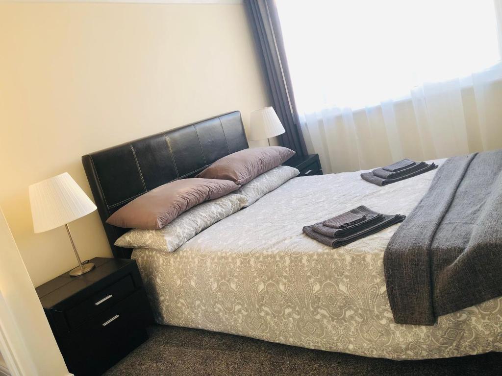 罗奇福德AC Lounge 119的一间卧室配有一张带两个枕头的床