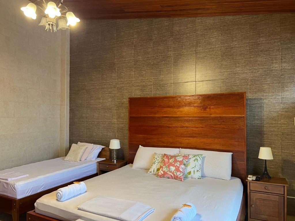 伊基托斯Casa Micaela的一间卧室设有两张床和两个床头柜