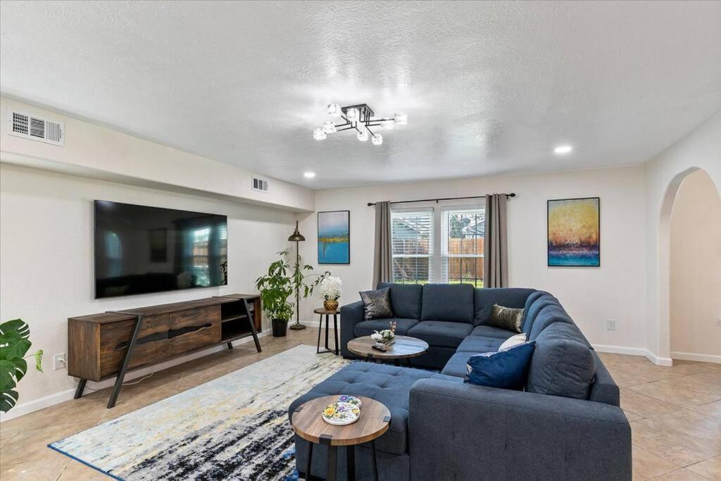 休斯顿LUCKY House - Tranquility in the Middle of Houston - TV in every room - 300 m2的客厅配有蓝色的沙发和平面电视。