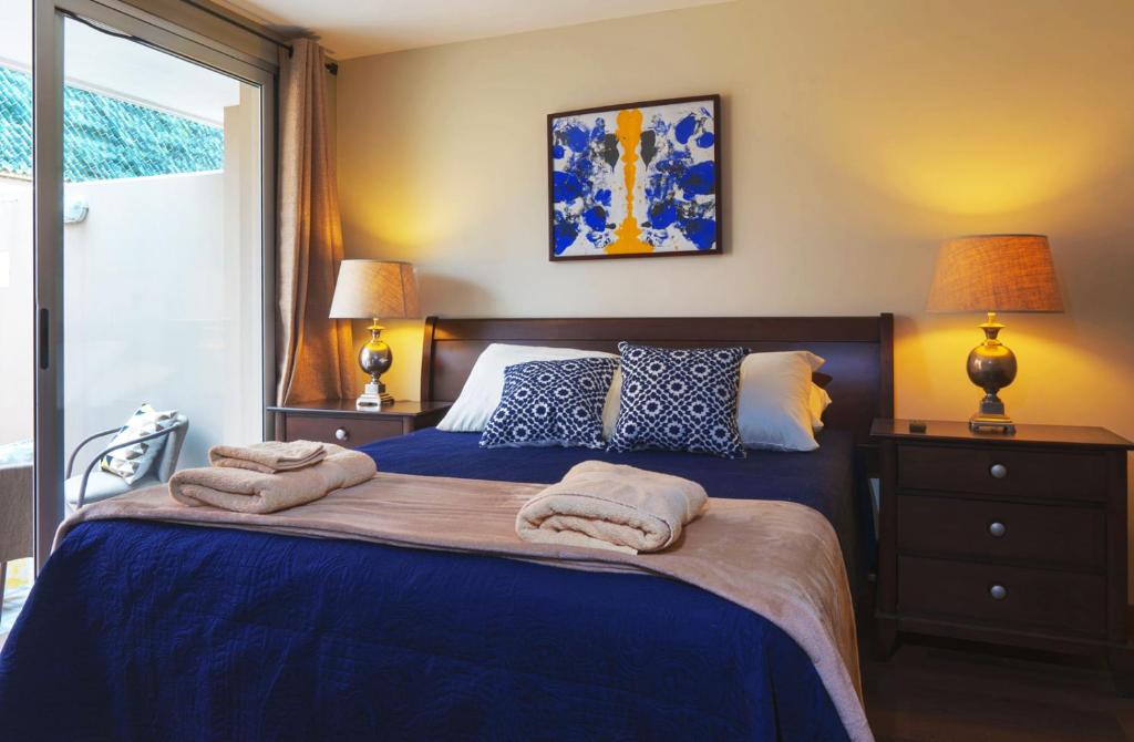 危地马拉Apartamentos 649的一间卧室配有蓝色的床和毛巾