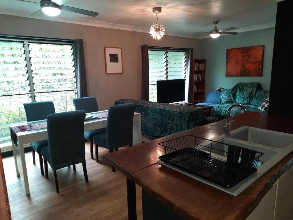 Cow BayDaintree Rainforest Accommodation的客厅配有桌子和沙发