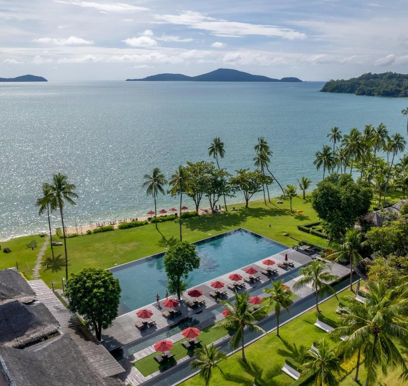 拉威海滩The Vijitt Resort Phuket - SHA Extra Plus的享有度假村游泳池和海洋的空中景致