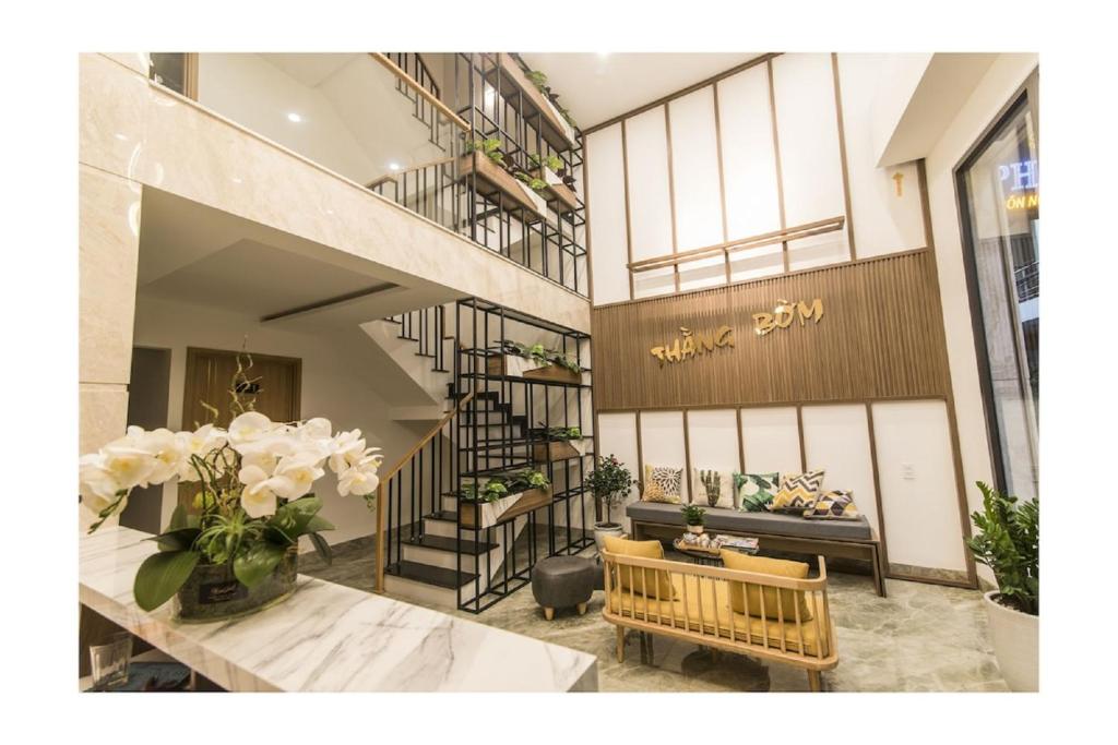 岘港AHA Thang Bom Apartment Da Nang的大堂设有长凳和商店内的楼梯
