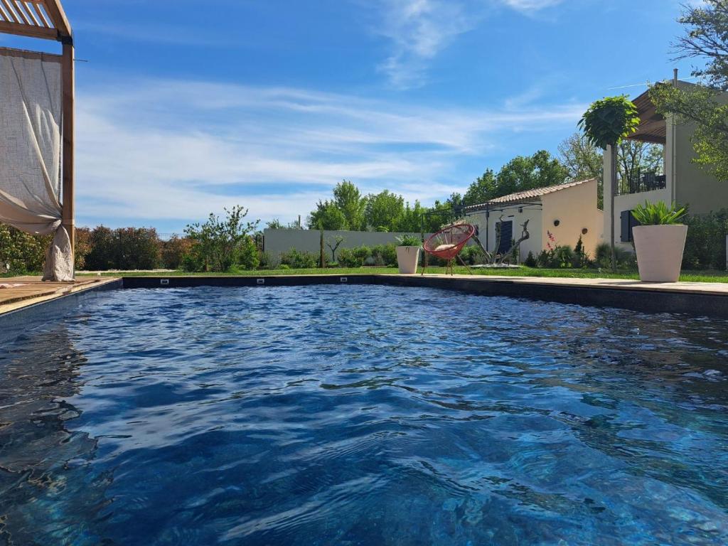 阿维尼翁Studio en campagne的庭院里的一个蓝色海水游泳池