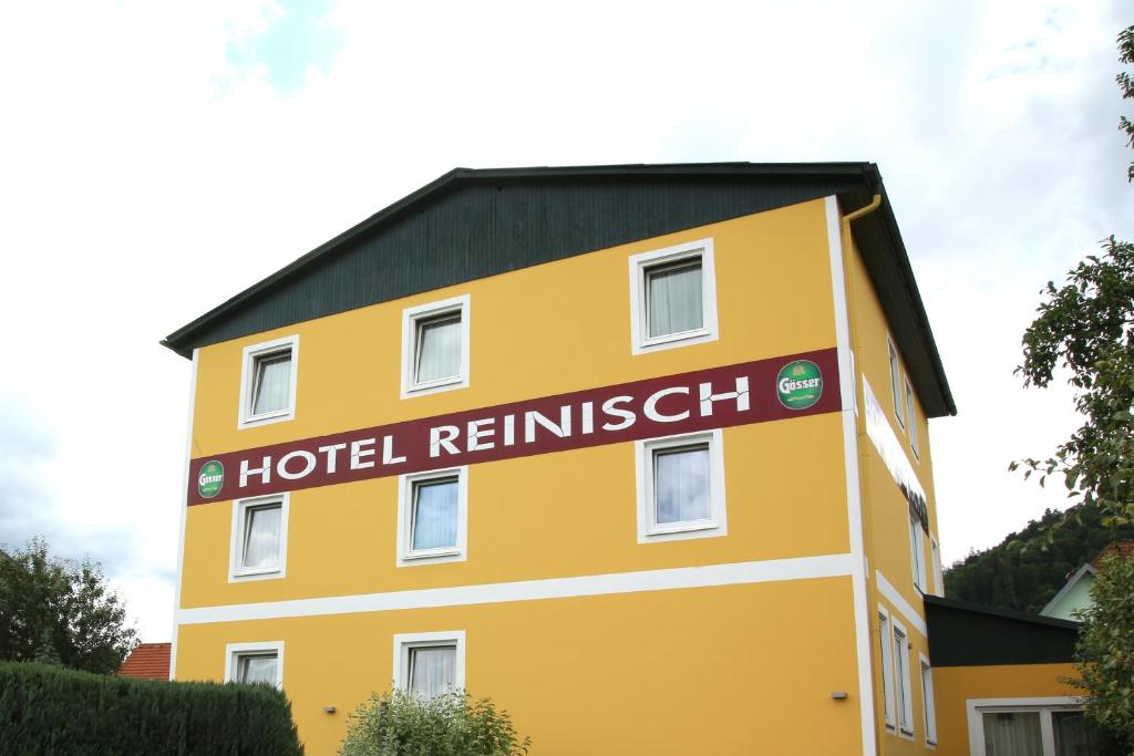 克夫拉赫Hotel Reinisch的黄色酒店,屋顶黑