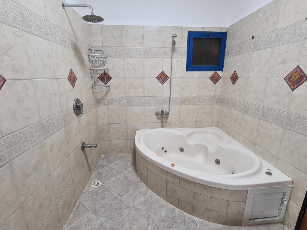 Yarkaסוויטה בכפר ירכא的一间带浴缸的浴室