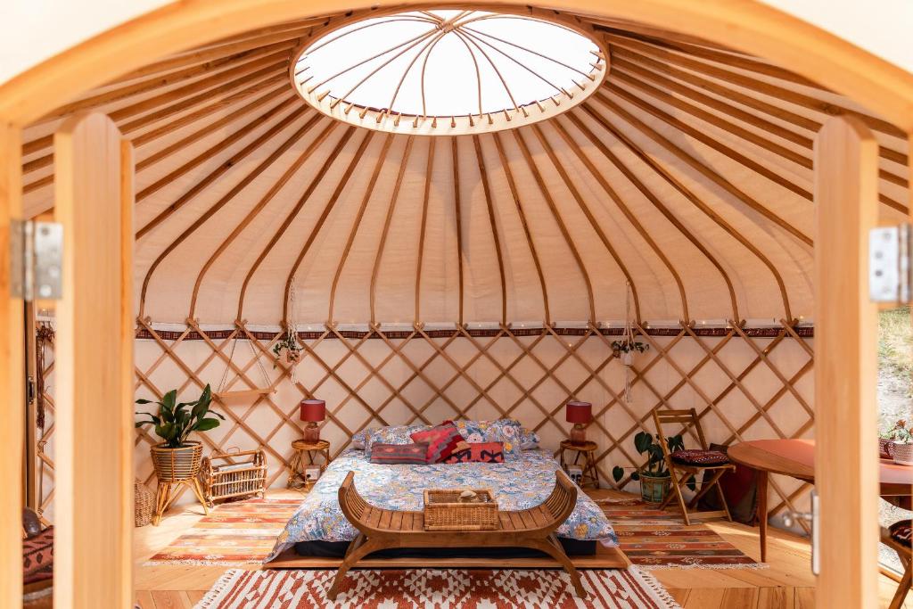 Adventure BayLuxury yurt glamping at Littlegrove的蒙古包内带桌子的房间
