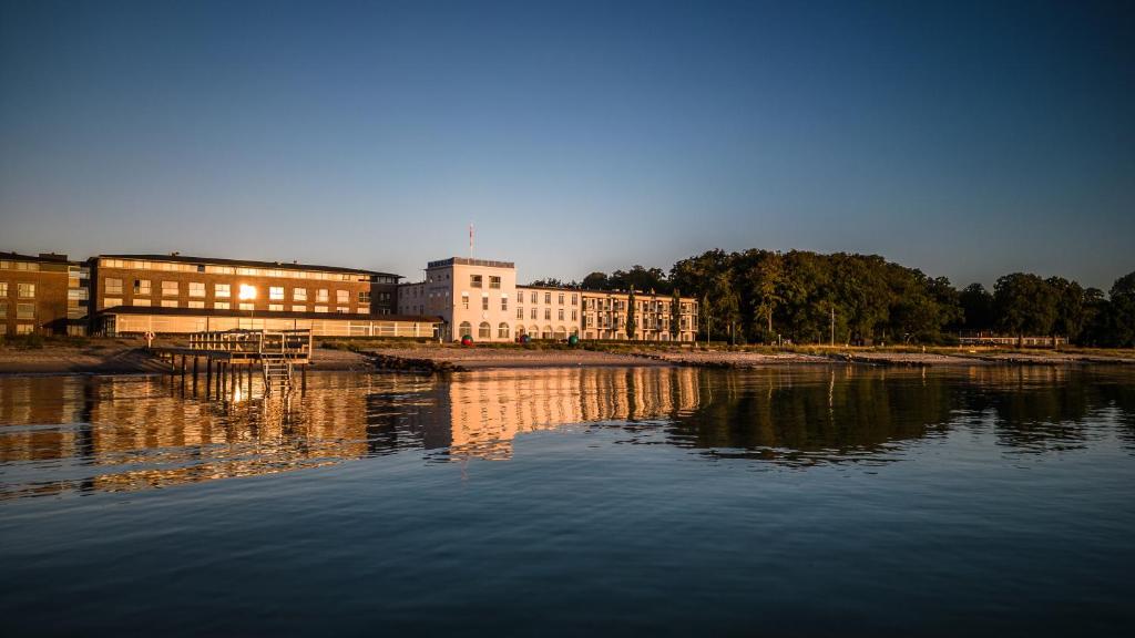 尼堡Nyborg Strand Hotel & Konference的靠近水体的大建筑