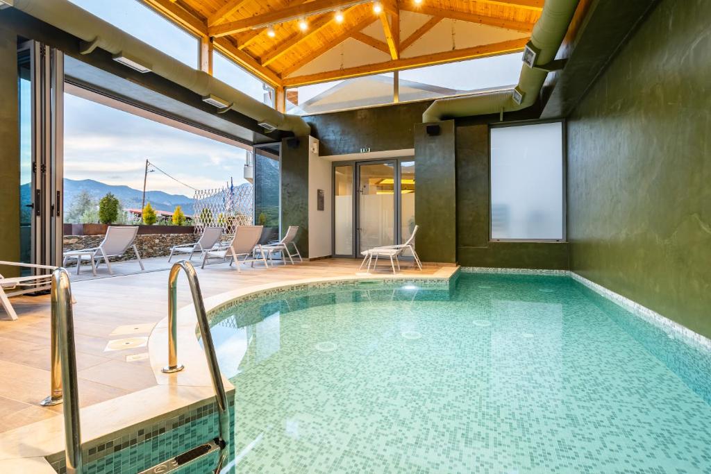 ArtemisíaDenthis Hotel - Taygetos Mountain Getaway的一座带庭院的别墅内的游泳池