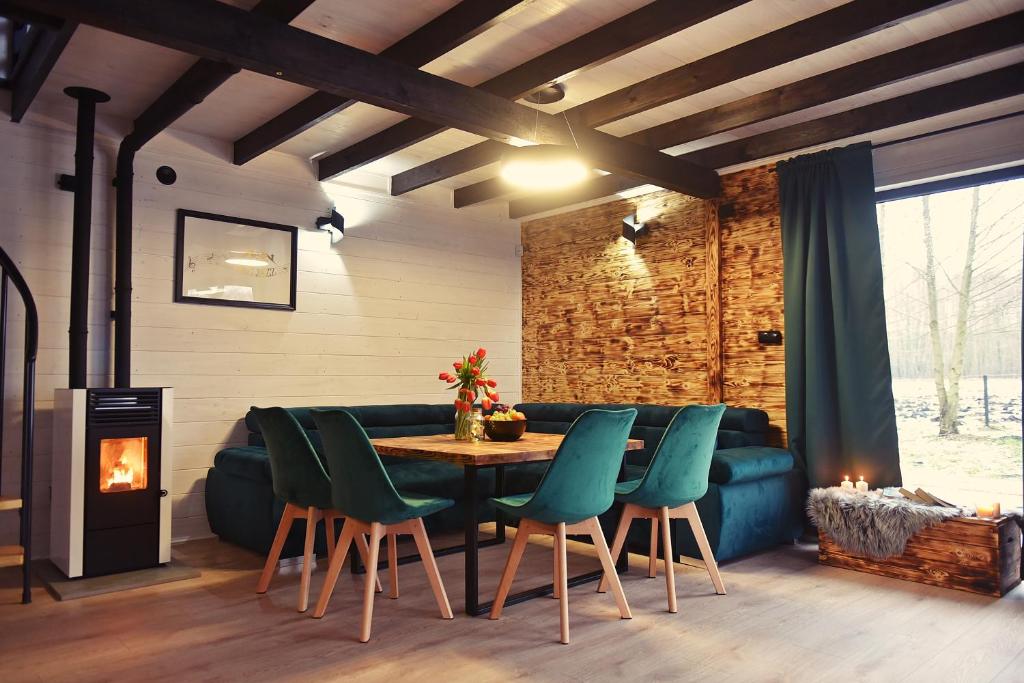 Nowe MiastoAle Jazz的一间带桌子和绿色椅子的用餐室