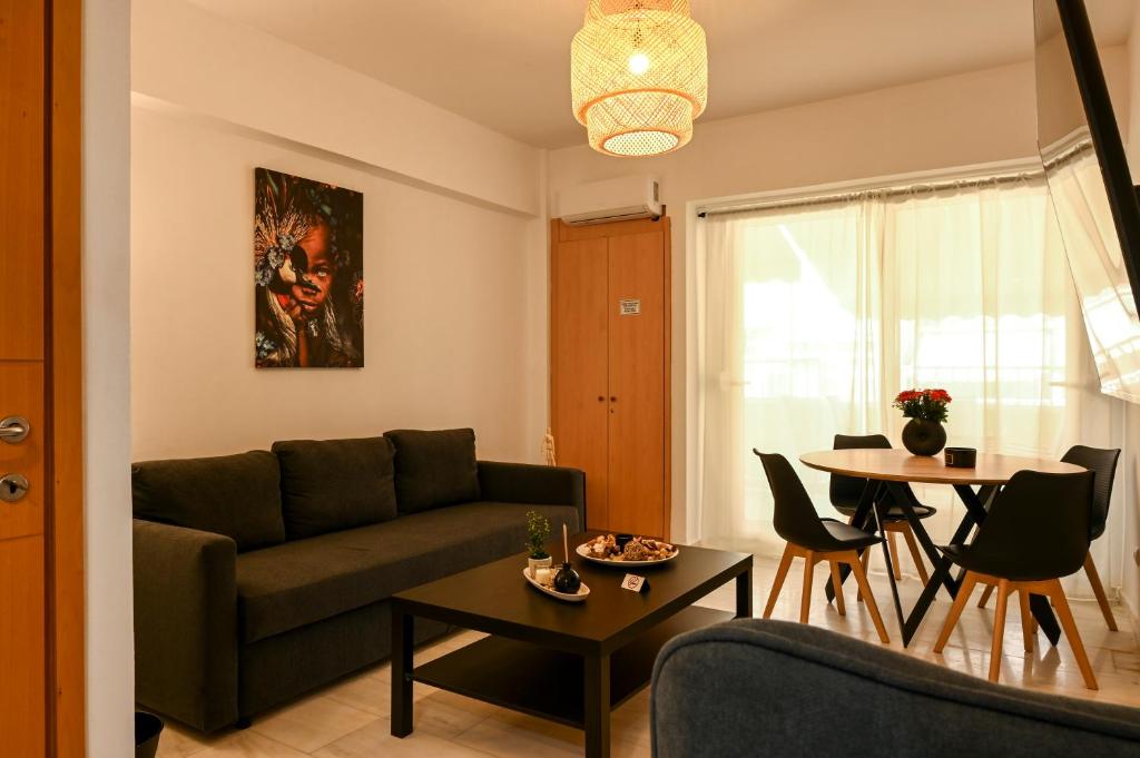塞萨洛尼基Thessaloniki Center Modern Apartment的客厅配有沙发和桌子