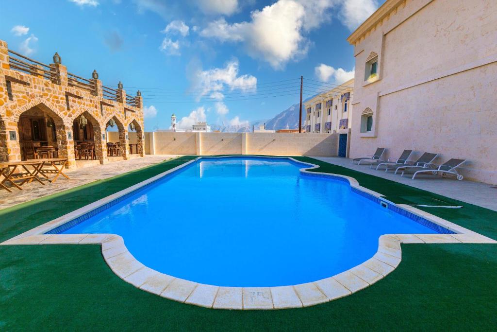 海塞卜Esra Hotel Apartment的庭院里的一个蓝色的大游泳池