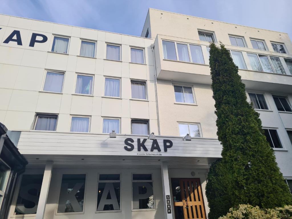 曼达尔SKAP Hostel Mandal的带有读斯卡普标志的建筑