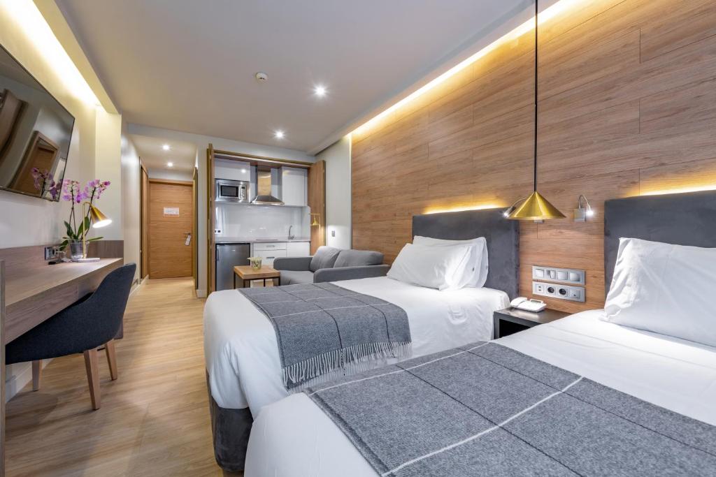 马德里西班牙广场亚斯吧酒店的酒店客房配有两张床和一张书桌
