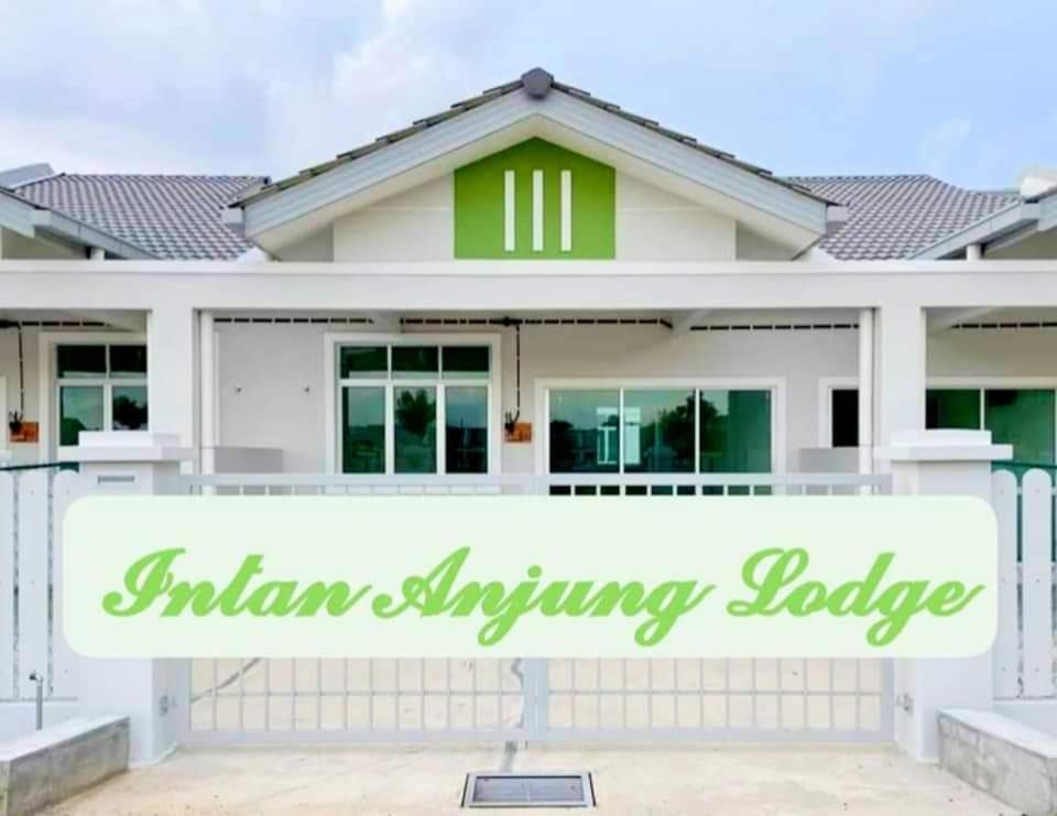 马六甲Homestay Intan Anjung Lodge的带有标志的房屋,上面写着“rishi”对齐小屋的标志