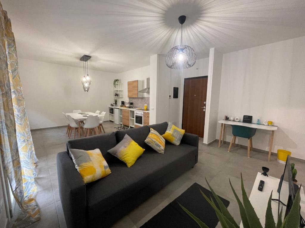 马里诺Cava Home - Castelli Apartments的客厅配有带黄色枕头的黑色沙发