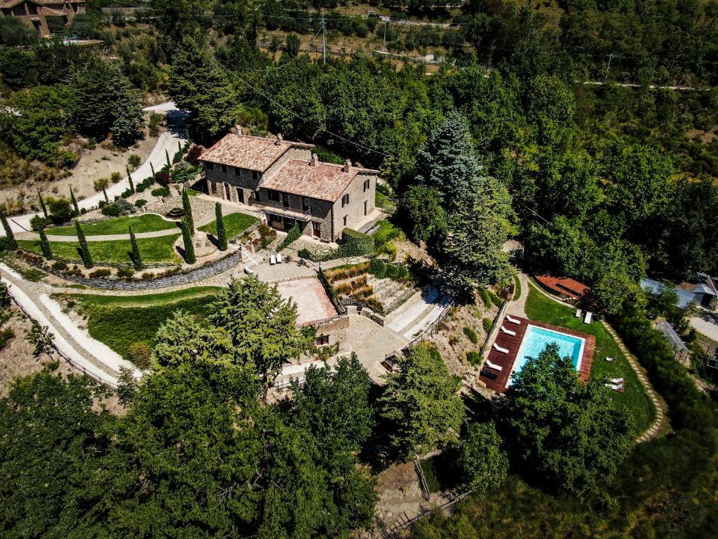 阿西西Incantico "Eco Resort"的享有带游泳池的别墅的顶部景致