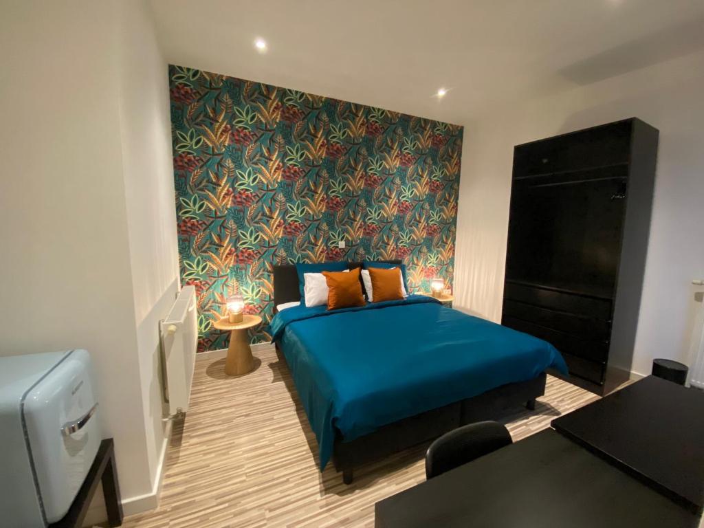 阿尔斯特“De Koelemert”的一间卧室设有蓝色的床和墙壁