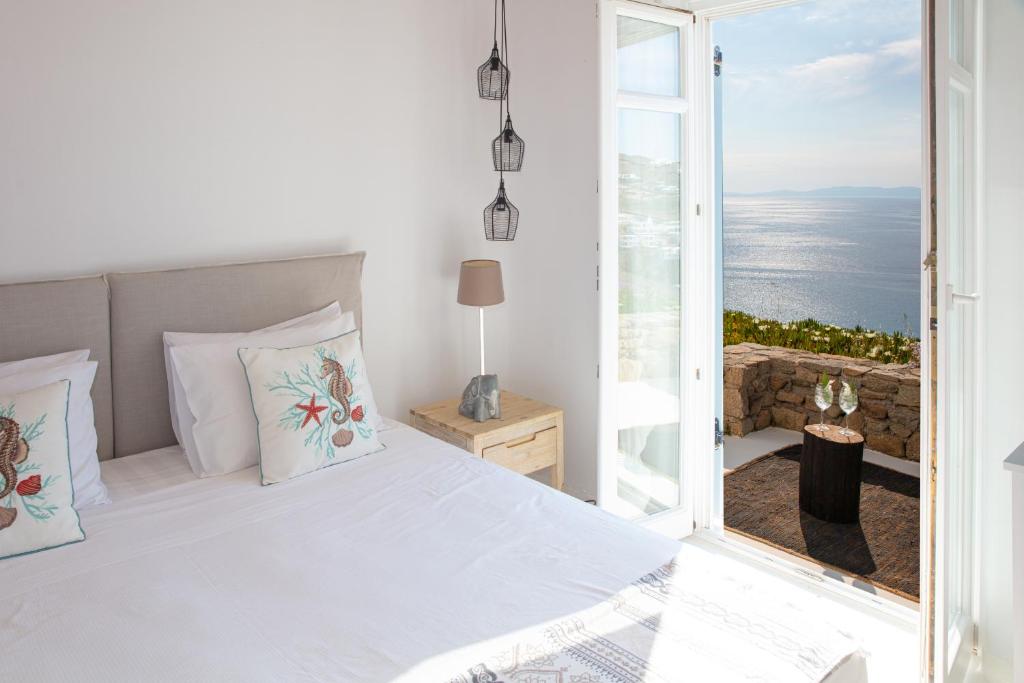 米克诺斯城Villa Mandala的一间卧室设有一张床,享有海景