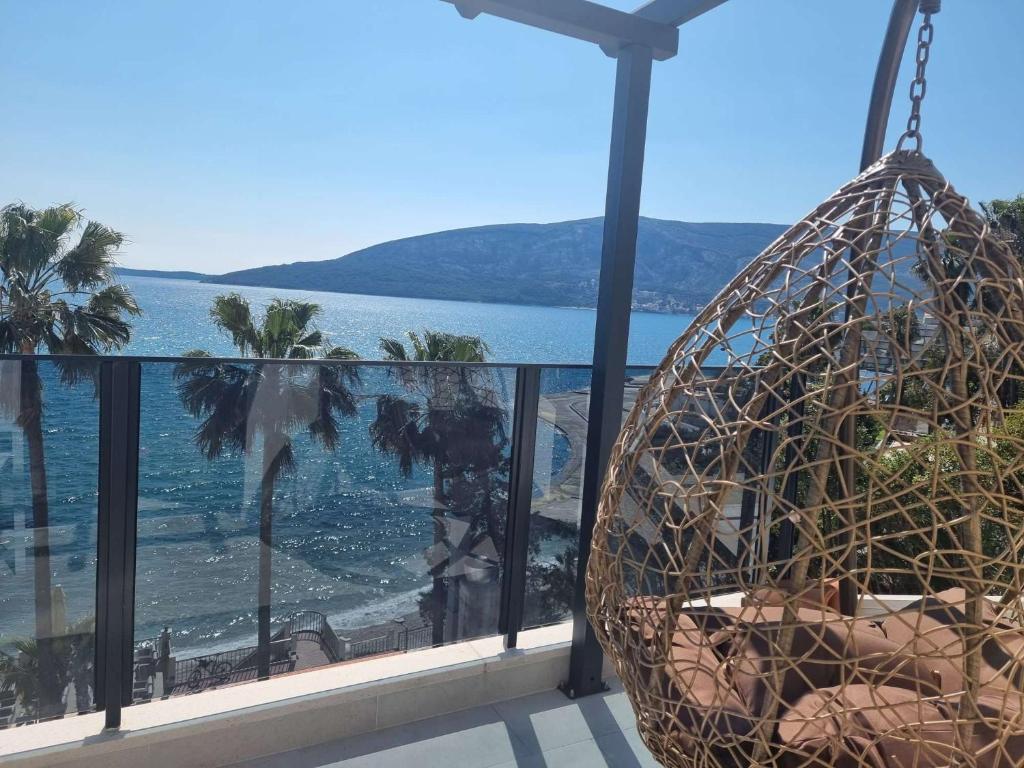 赫尔采格诺维Hotel Vila Hedonija的从阳台上欣赏海景