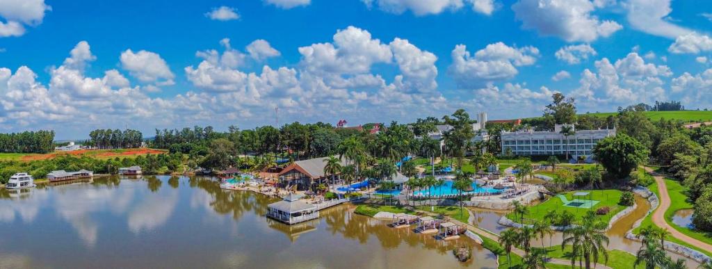 塞萨里乌兰日Mavsa Resort的享有一大批水面的度假胜地的空中景色