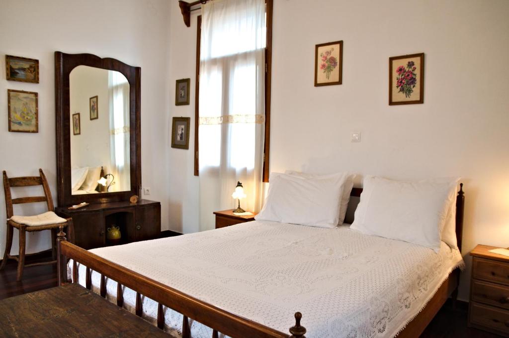 美噶拉阿西娜别墅的一间卧室配有一张大床和镜子