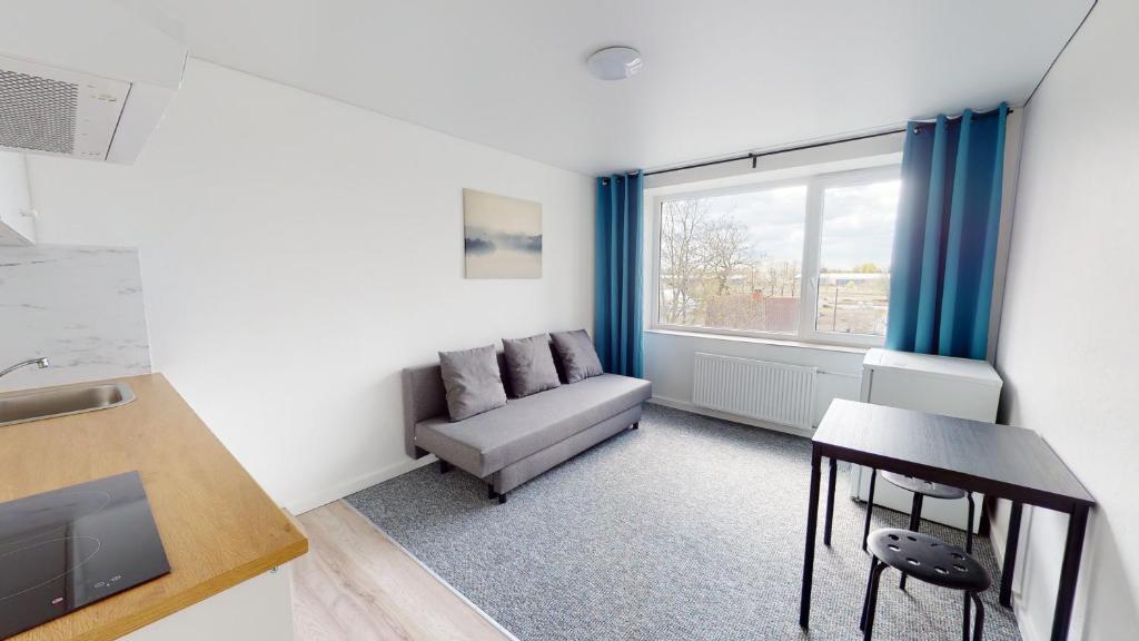 约赫维Kivi Apartments的客厅配有沙发和桌子