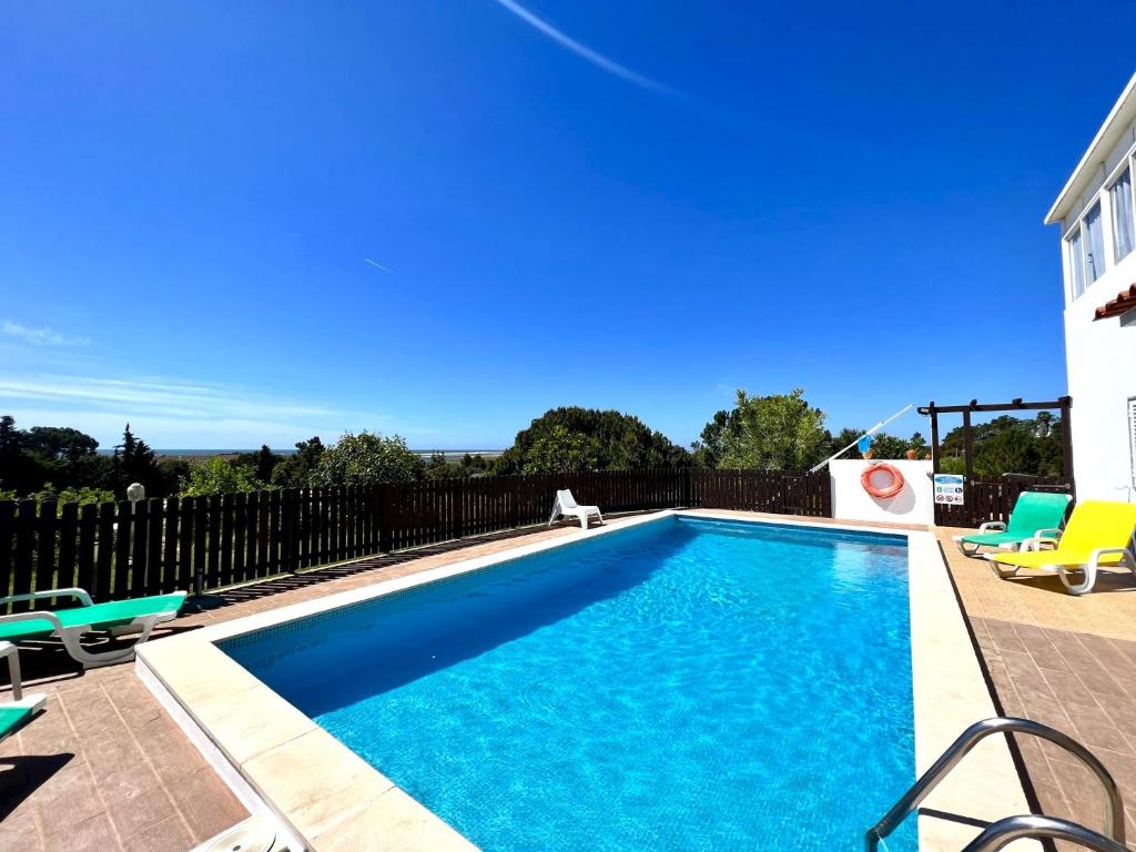 塔维拉Tavira Vila Formosa 3 With Pool by Homing的庭院里的一个蓝色海水游泳池