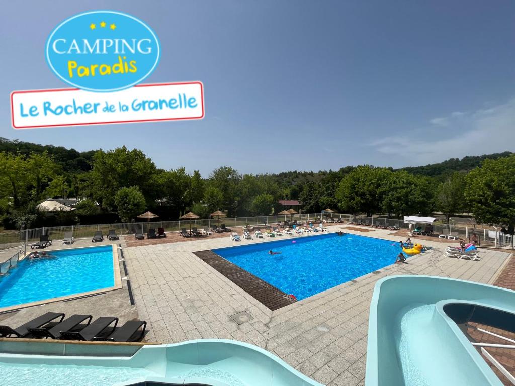 勒比格Camping Paradis le Rocher de la Granelle的度假村的游泳池,周围的人在