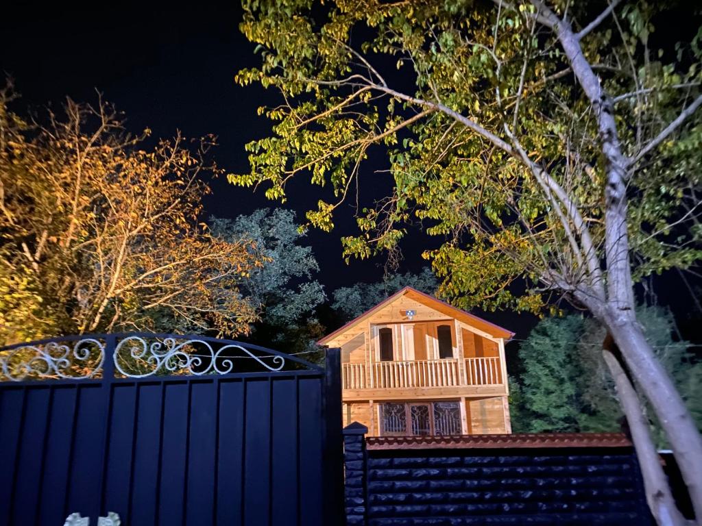 MotsametaVilla ,,GELATI''的夜间在围栏后面的木屋