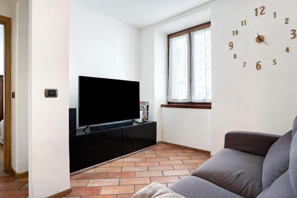 滕诺Appartamento nel cuore di Tenno的一间带电视和沙发的客厅