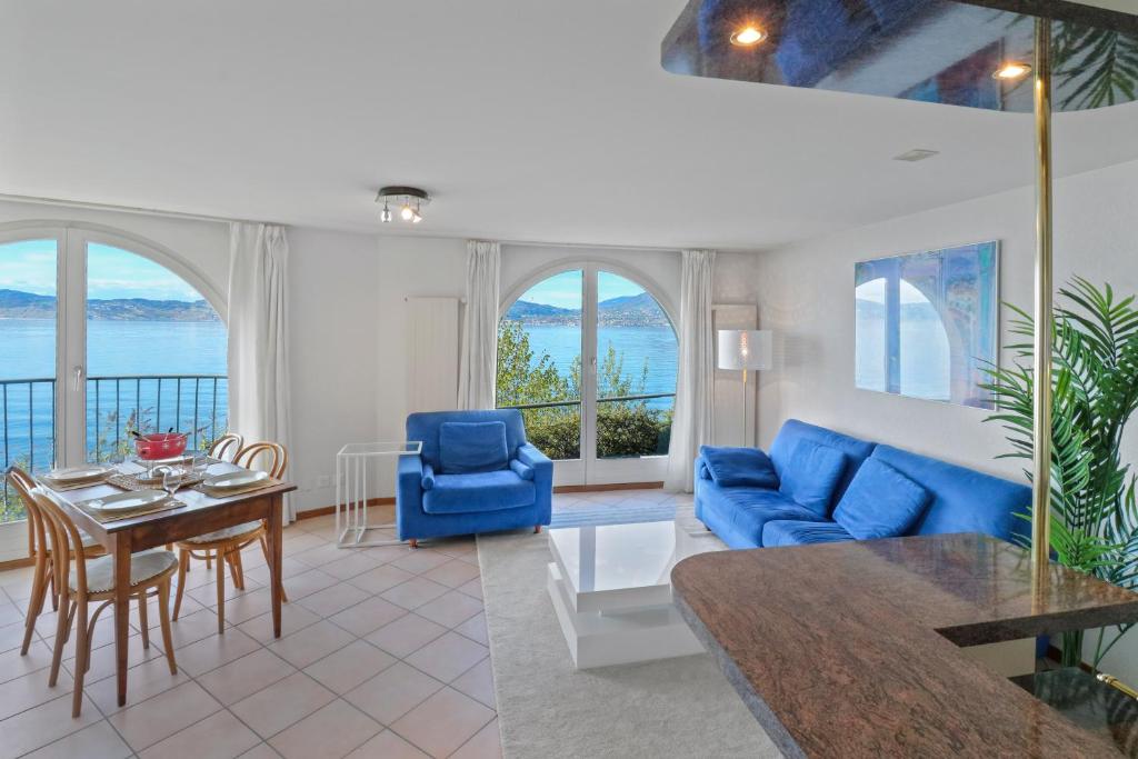 圣金戈尔夫Splendide logement avec vue plongeante sur le lac的客厅配有蓝色的沙发和桌子