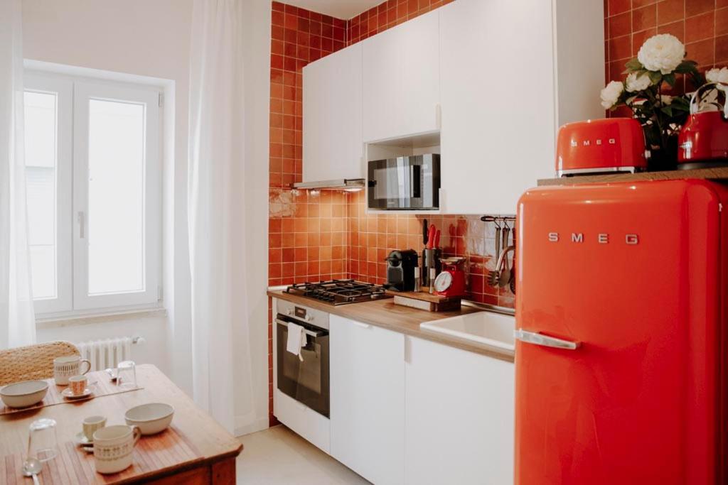 泰拉奇纳PETRARCA17 Guest house a due passi dal mare的厨房配有旧红色冰箱