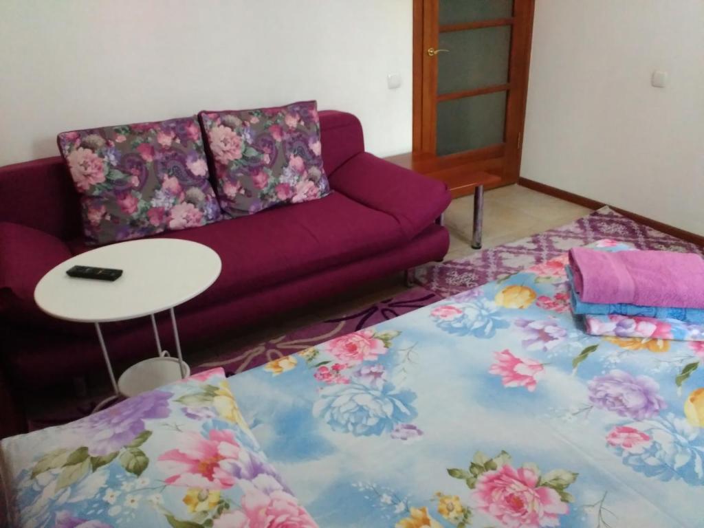阿拉木图Аlmaty Arbat的客厅配有紫色沙发和桌子